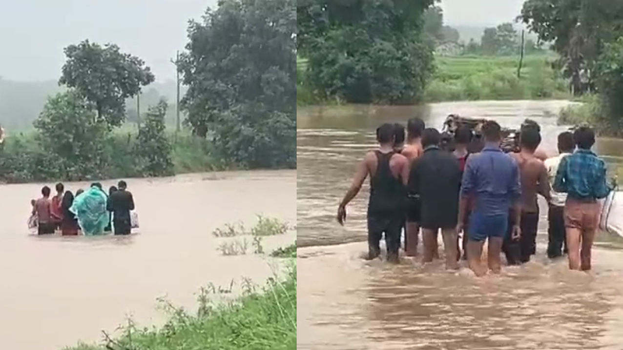 The youth risked their lives and placed the dead body of the youth on a ghat in waist-deep water and crossed the river.