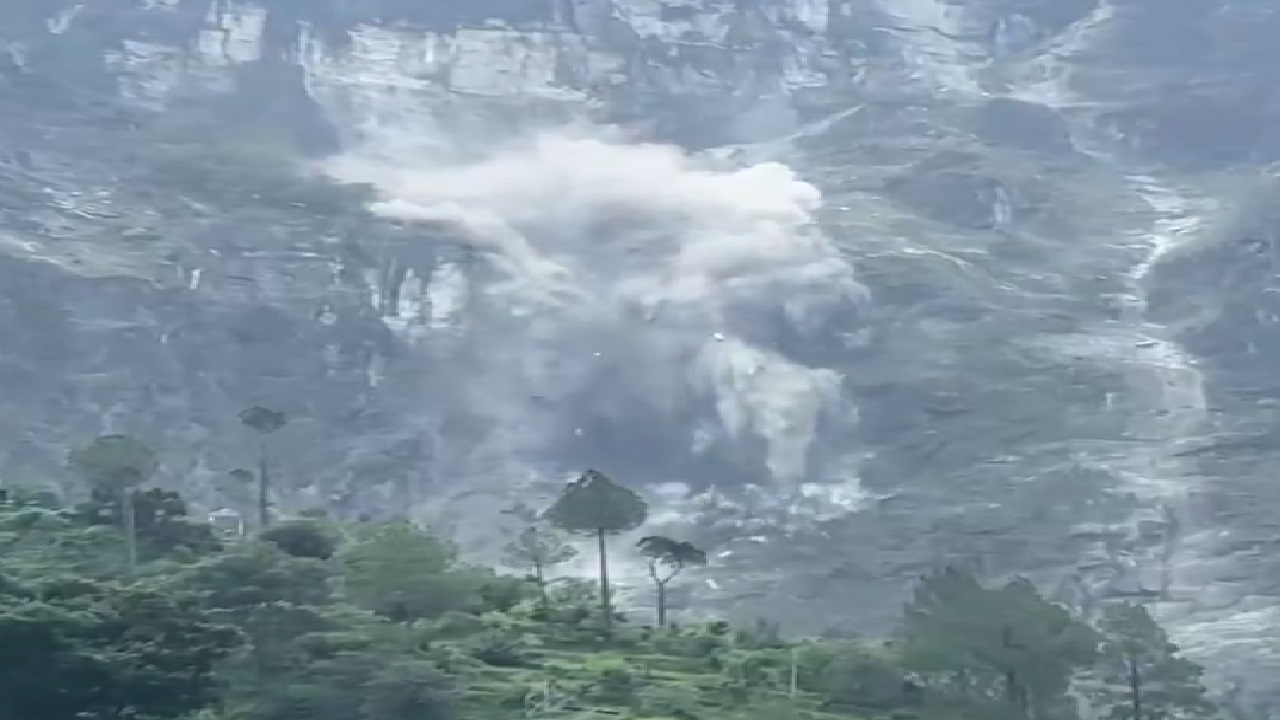 Uttarakhand: चमोली में भीषण लैंड स्लाइड से हाईवे हुआ जाम, पहाड़ टूटने का भयानक Video देखकर दहल जाएगा दिल