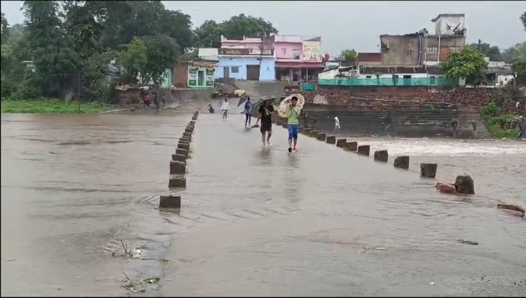 Continuous rain continues in Damoh.