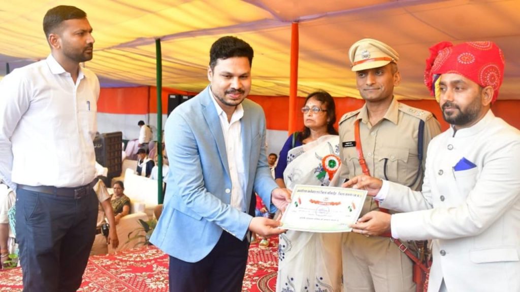 Uchehara CDPO Ravikant Sharma of Women and Child Development Department of Satna district was honored.