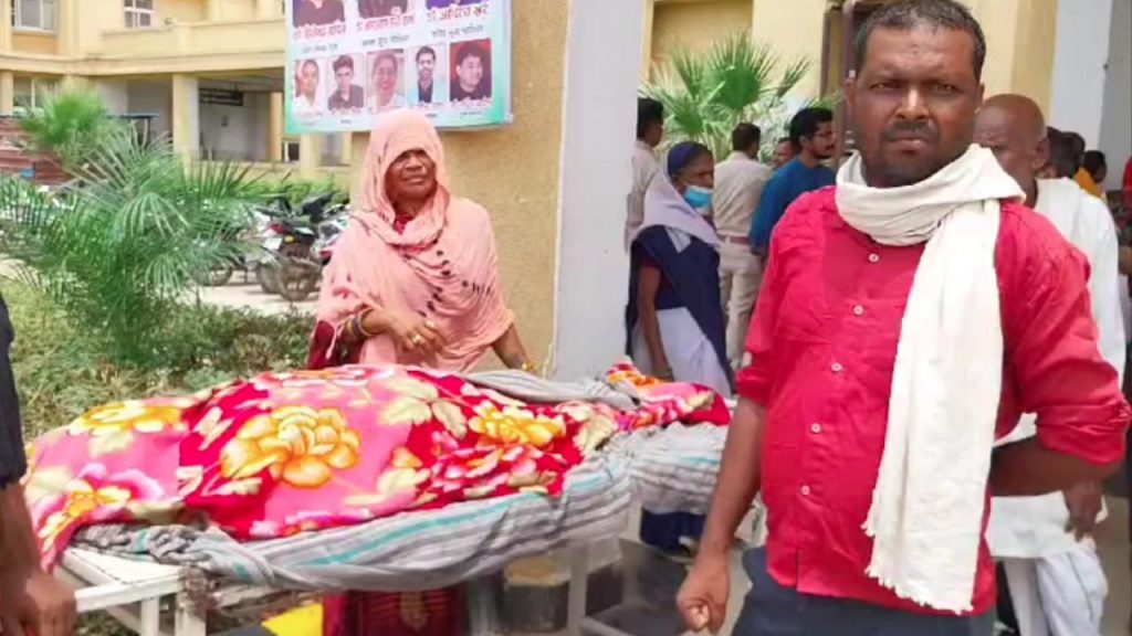 The patient lost his life due to lack of treatment in Gwalior's largest Jayarogya Hospital.