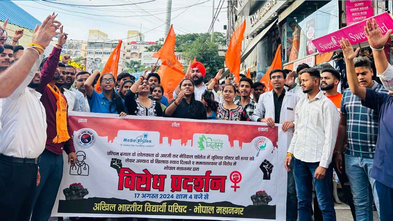 ABVP Bhopal Metropolitan demonstrated at Roshanpura intersection and a large number of students participated in the demonstrations across the country.