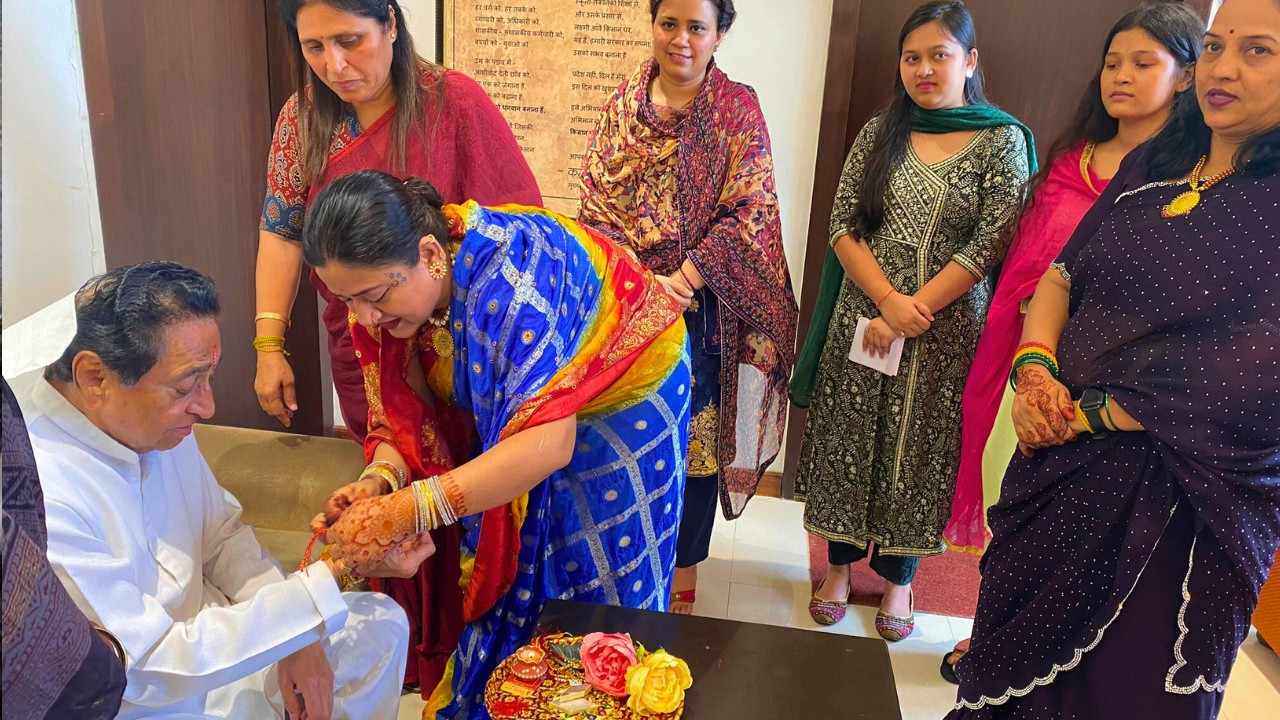 Former CM Kamal Nath celebrated the festival of Rakhi by getting Raksha Sutra tied by his sisters at his residence in the capital Bhopal.