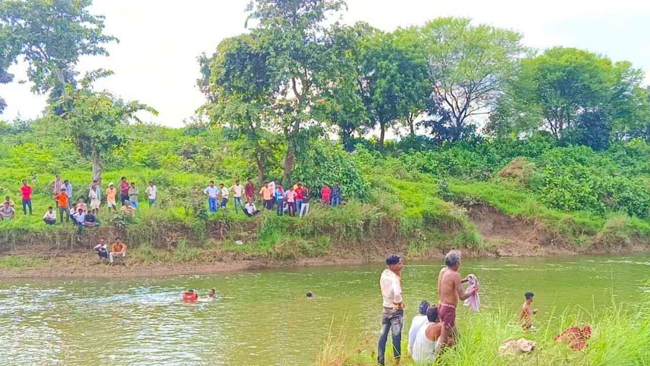 Three children living in village Maholi had gone to take bath in the Kutan river. Where a big accident happened.