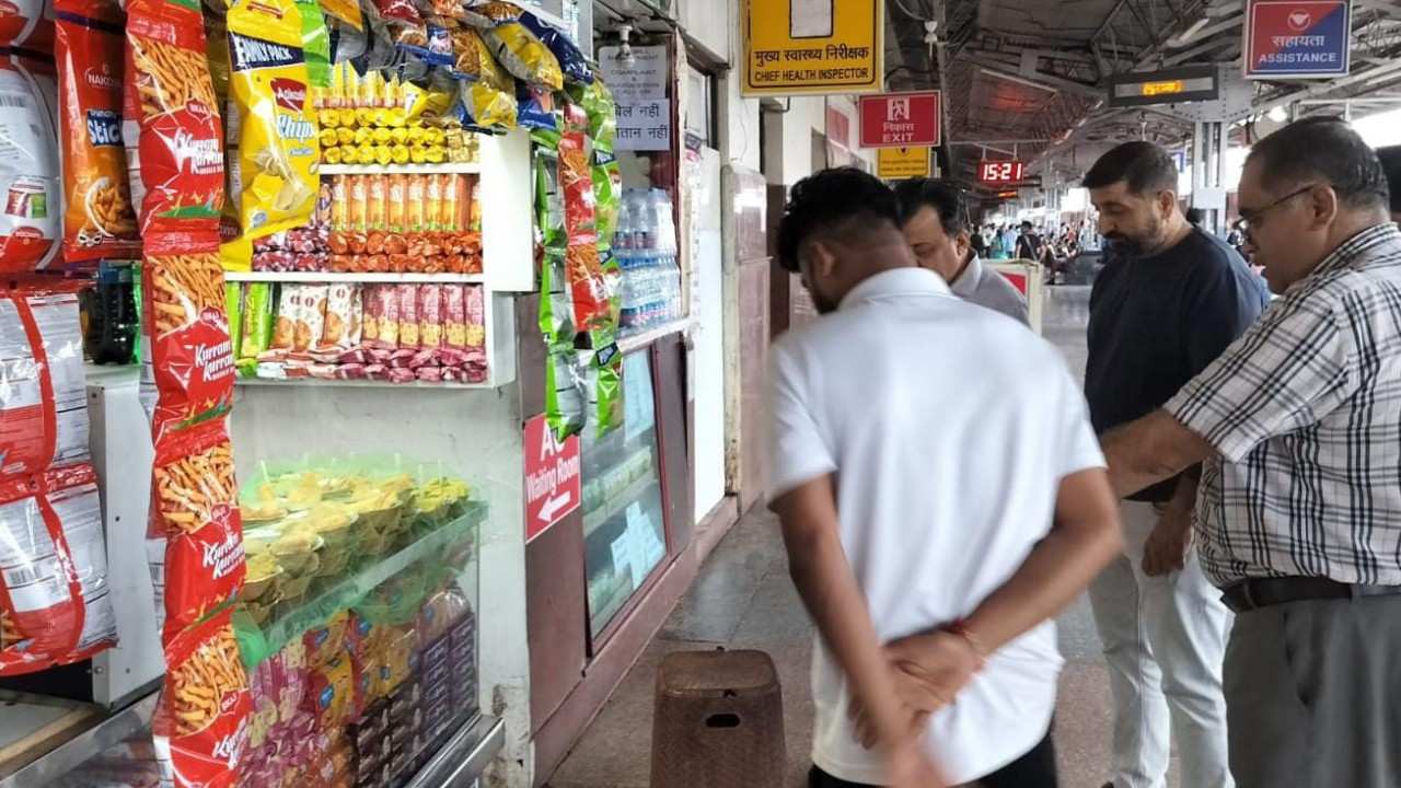 Officials raid food stall at Bhopal railway station