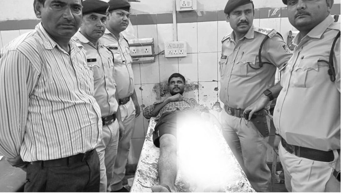 Gwalior Police with accused Akash Jadoin