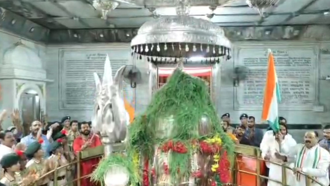 This festival was celebrated with great pomp by consecrating the idol of Lord Pashupatinath.