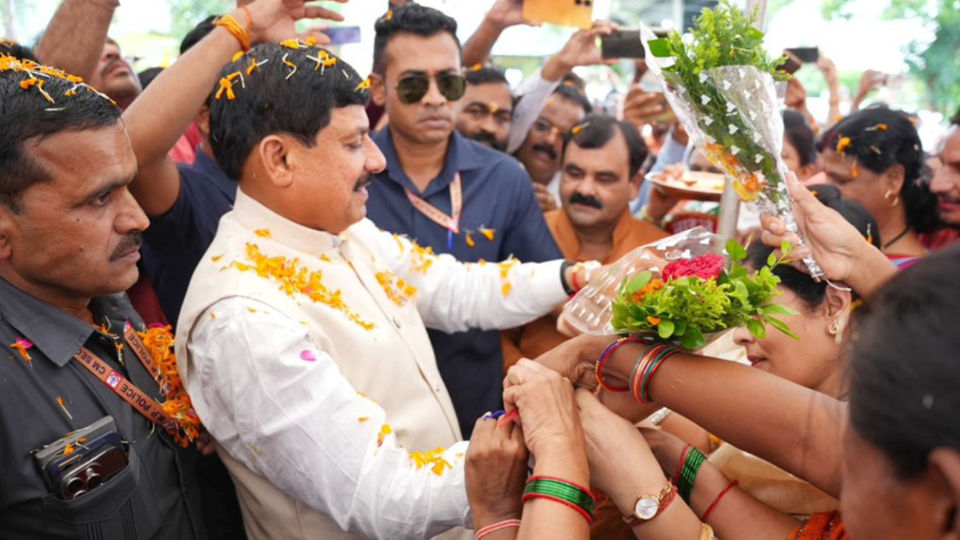 In the program, Chief Minister Dr. Yadav cordially tied Rakhi to the dear sisters of Seoni.