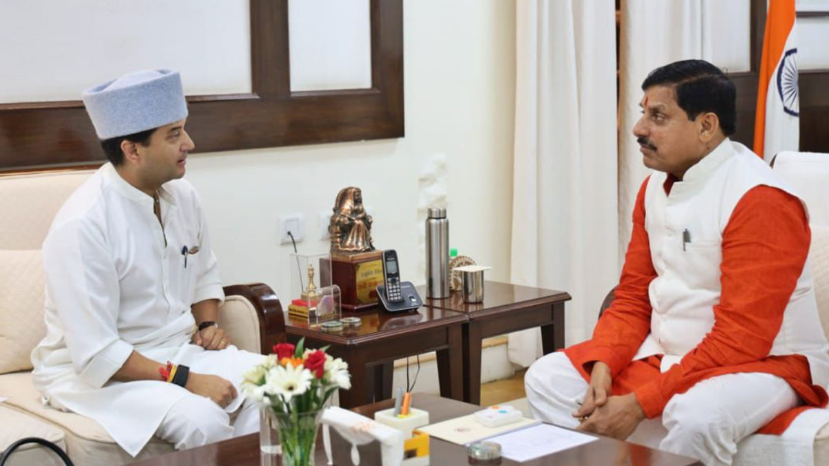 Union Minister Jyotiraditya Scindia talking to MP CM Mohan.