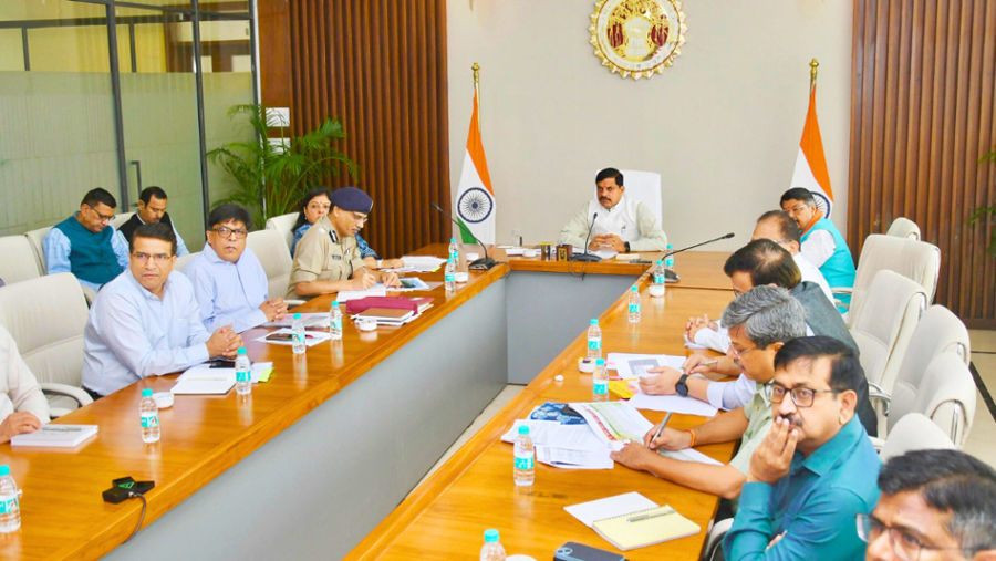 CM Mohan Yadav talking to all the officials through video conference