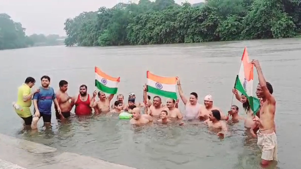 Khandwa's swimming group 'King of Waves'