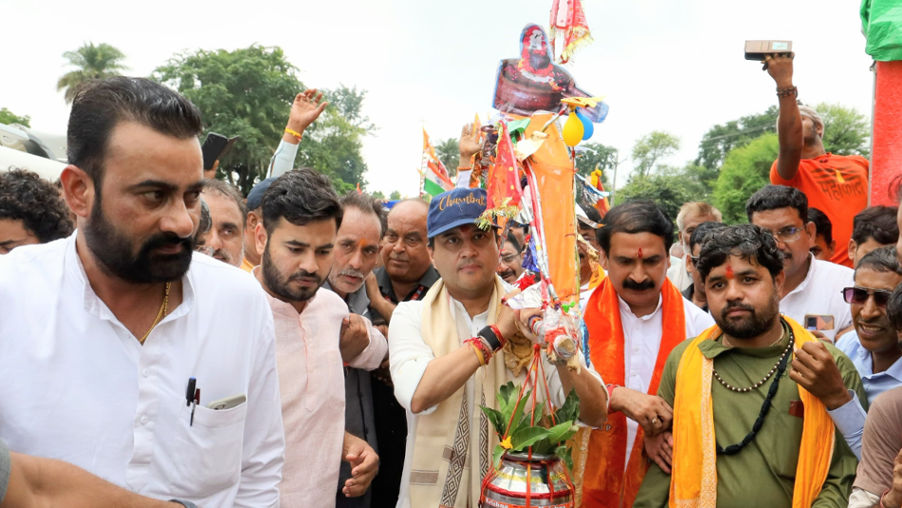 Union Minister Jyotiraditya Scindia participated in the Kavad Yatra in Guna.