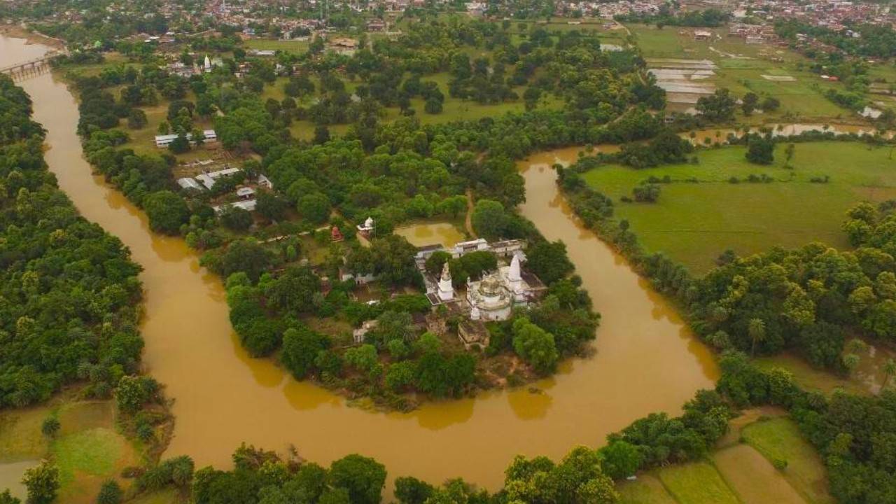 The green belt area of ​​Bihar river, which is said to be the lifeblood of Rewa, is decreasing.