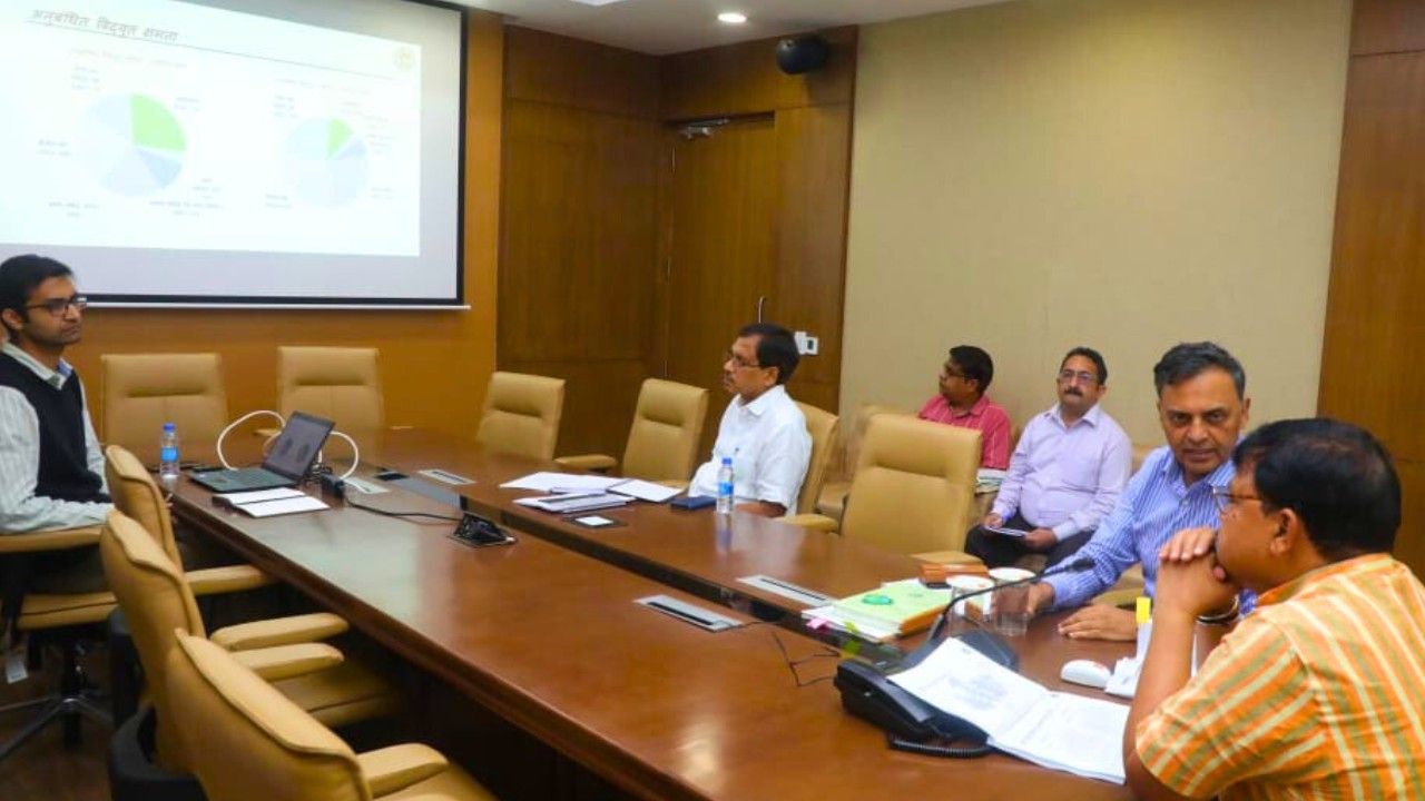 Energy Minister Pradyuman Singh Tomar held a review meeting of departmental schemes in the ministry.