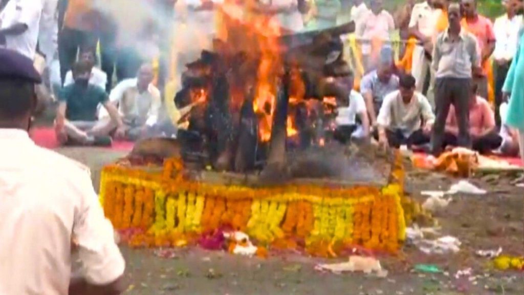 The last rites of CM Mohan Yadav's father Phoolchand Yadav were performed.