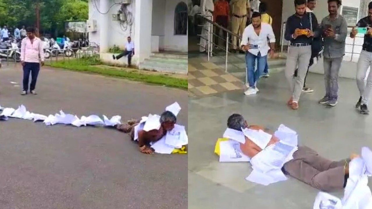 After reaching the public hearing, the farmer begged for justice and protested against corruption by placing slippers on his head.