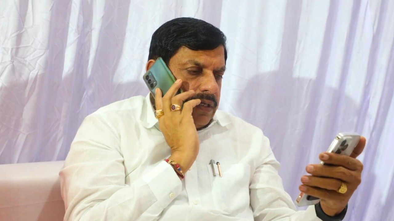 CM Mohan Yadav discussing with officials.