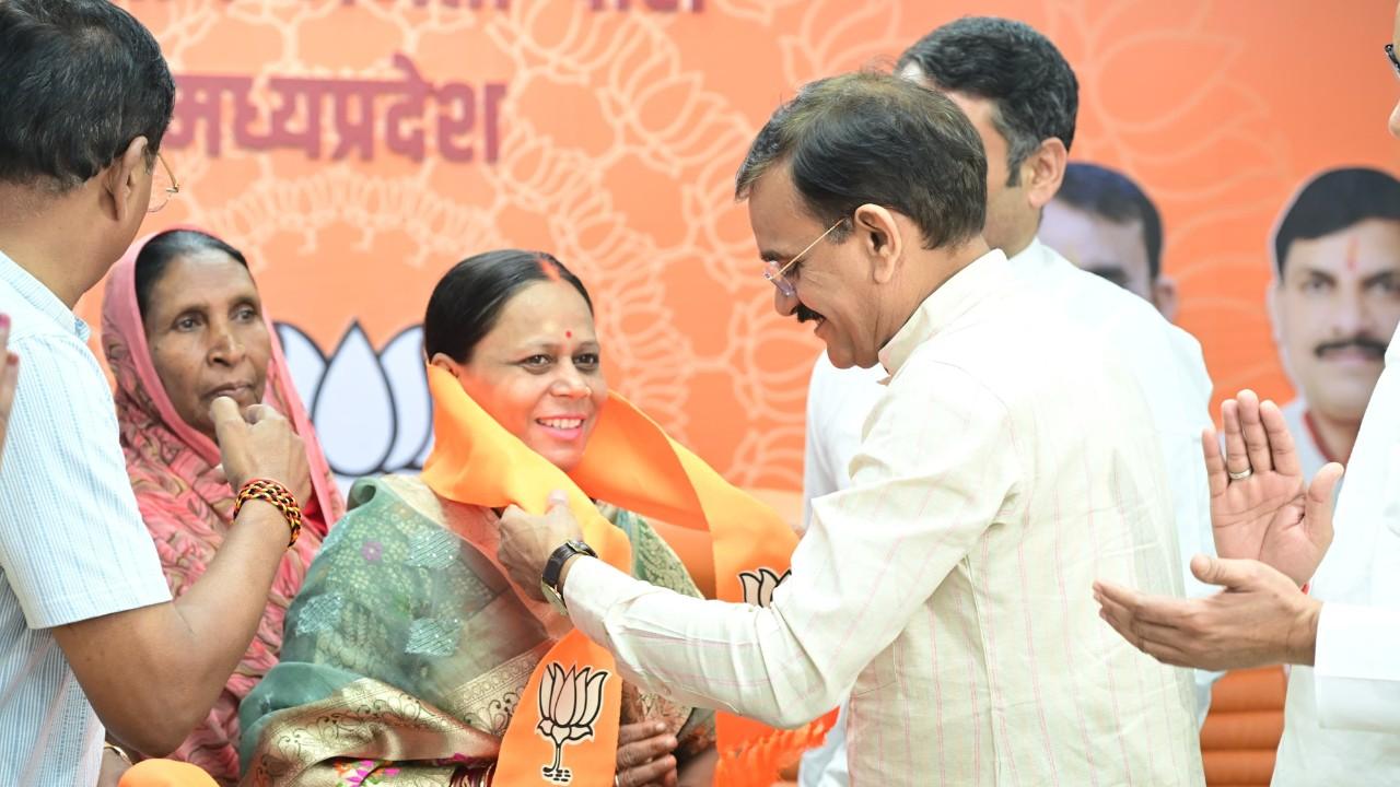 BJP state president Vishnudutt Sharma getting membership to Congress councilors.