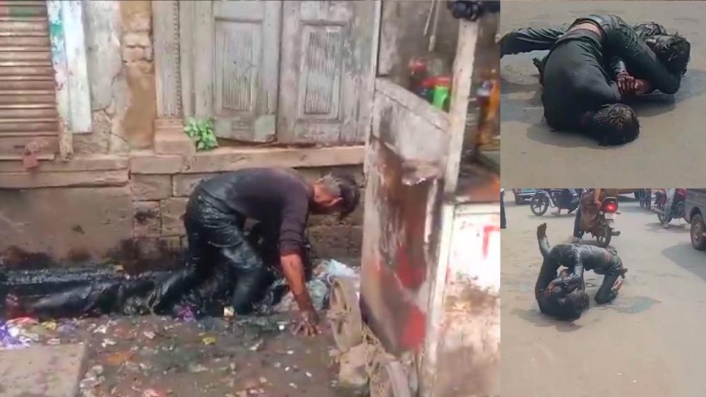 While fighting, both the youths fell into the drain but the fighting still did not stop.