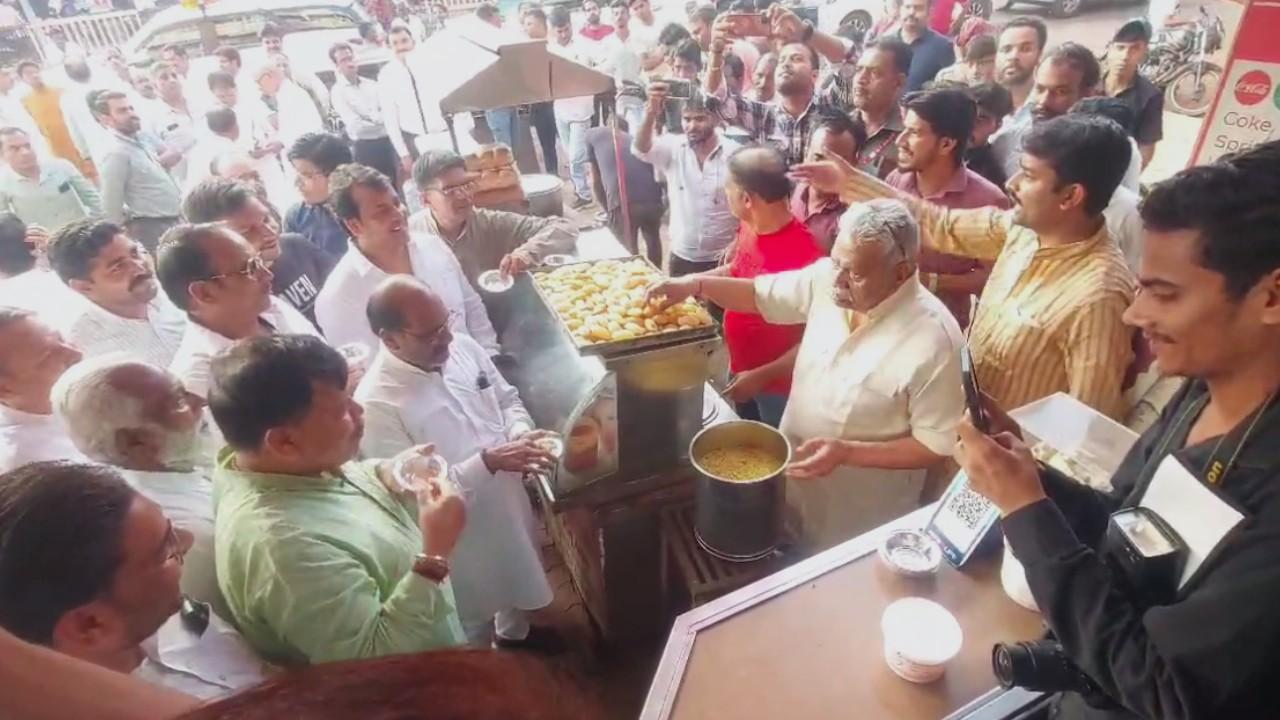 Minister Pradyuman Singh Tomar eating pani puri.