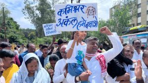 Congress leader Manoj Shukla protesting.