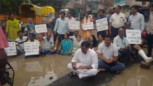 Due to the bad condition of the road, a large number of residents under the leadership of councilors Sonila Mimrot and Shaifu Verma had to sit on a dharna.