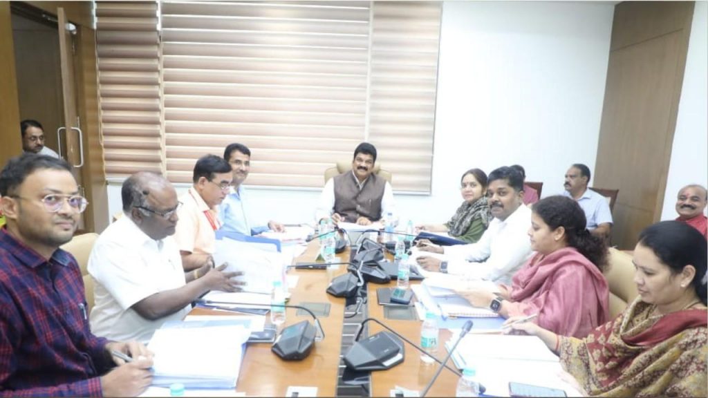 Cabinet Minister Govind Singh Rajput held a meeting with officers