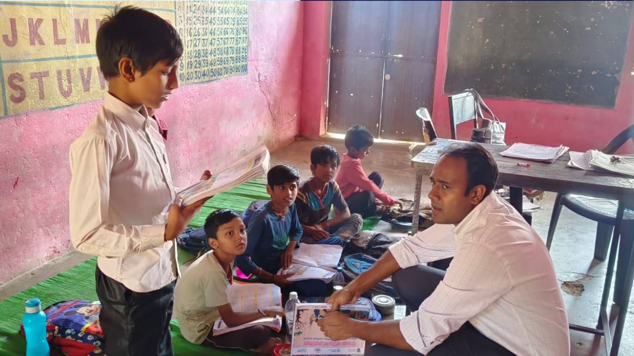 MP News Collector Sandeep ji teaching children in Sagar. R.