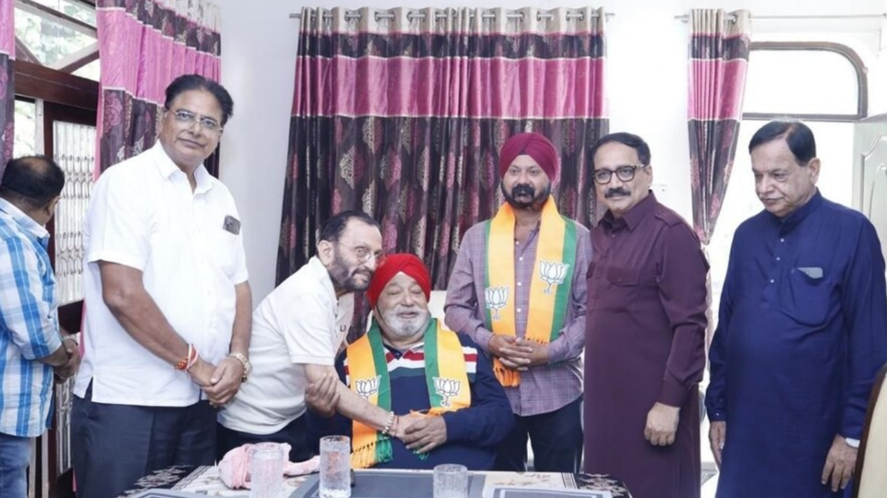 AAP Former minister joins BJP along with son