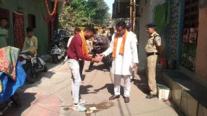 Vishwa Hindu Parishad met the family of the victim in the dispute over burning of firecrackers in Indore