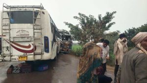 16 people injured in a bus and truck collision in Damoh