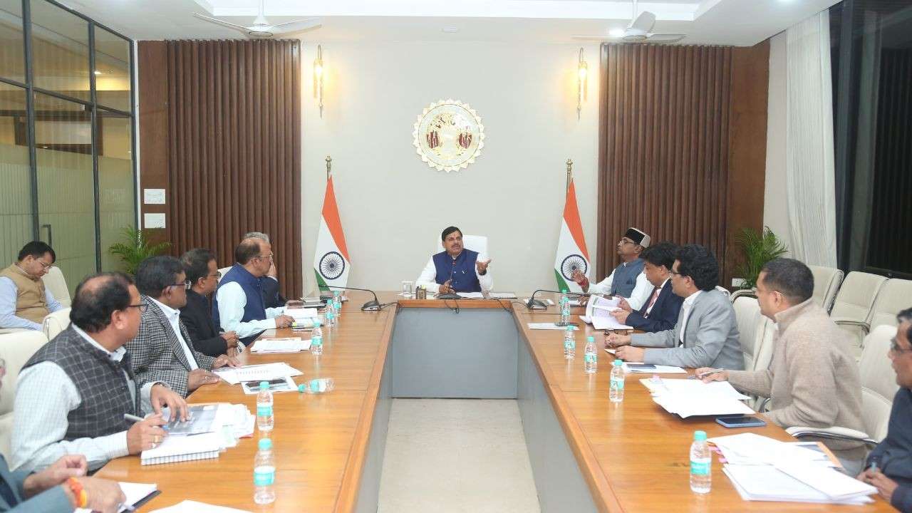 CM Dr. Mohan Yadav held a meeting regarding black marketing of fertilizers and selling them at higher prices