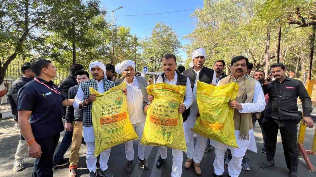 Congress protested on the first day of the assembly session