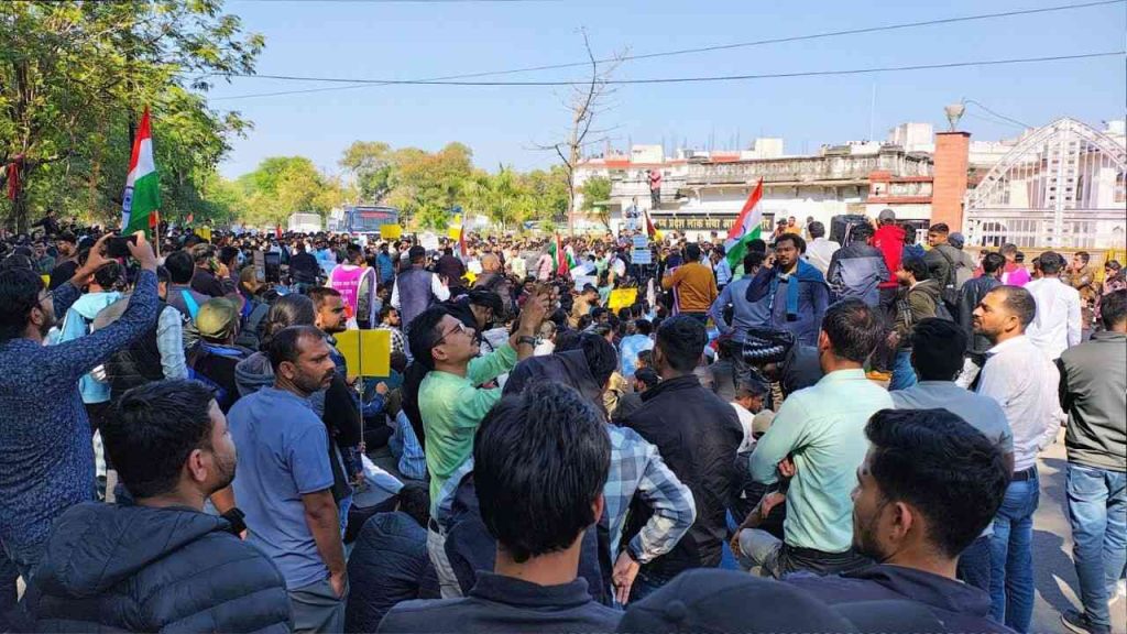 Indore: Students' protest going on outside MPPSC office ends