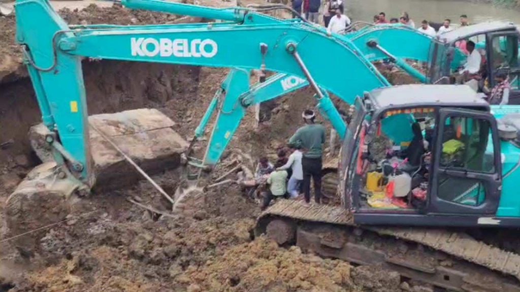 3 workers died due to soil collapse near a bridge under construction in Sehore