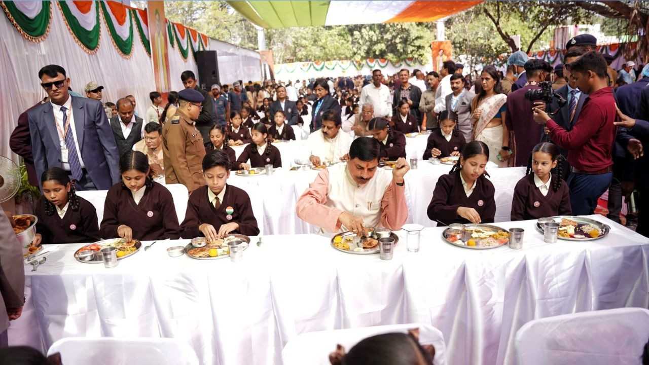 CM had lunch with children under the mid-day meal program in Indore