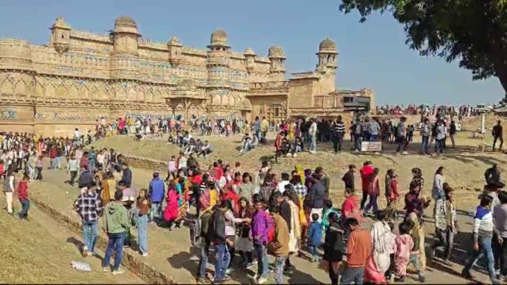 Thousands of tourists reached Gwalior Fort on New Year