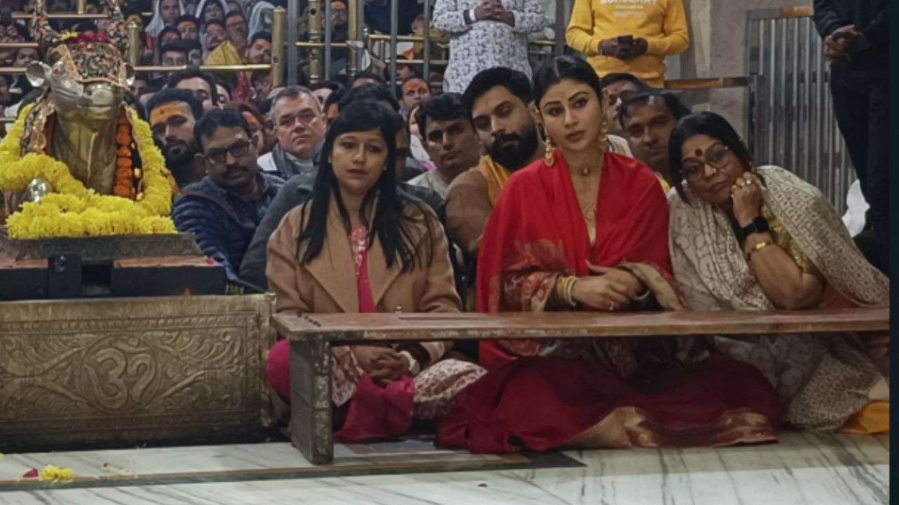 Ujjain: Actress Mouni Roy visited Baba Mahakal, participated in Bhasma Aarti