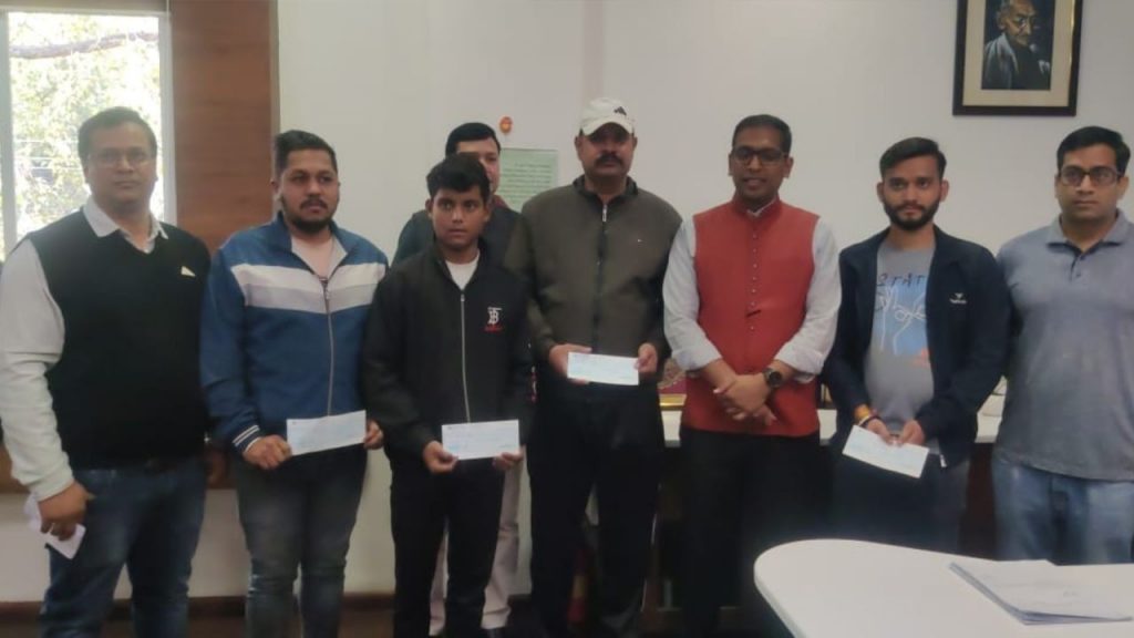 6 people were honored for giving information about beggars in Indore