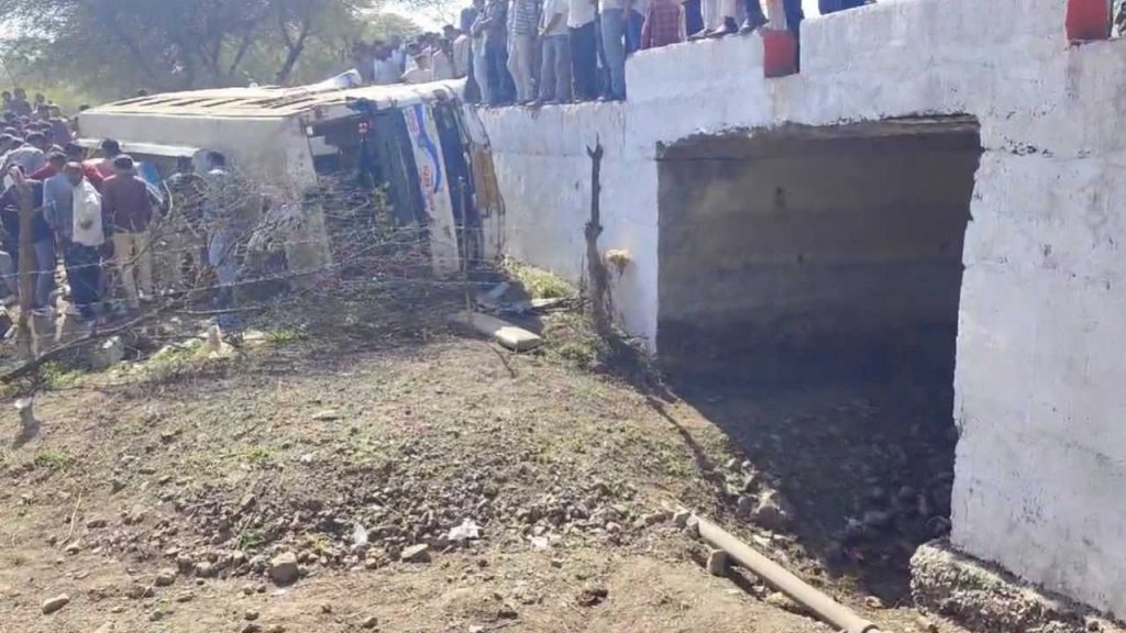 Bus lost control and overturned in Mandsaur, 12 passengers injured in the accident