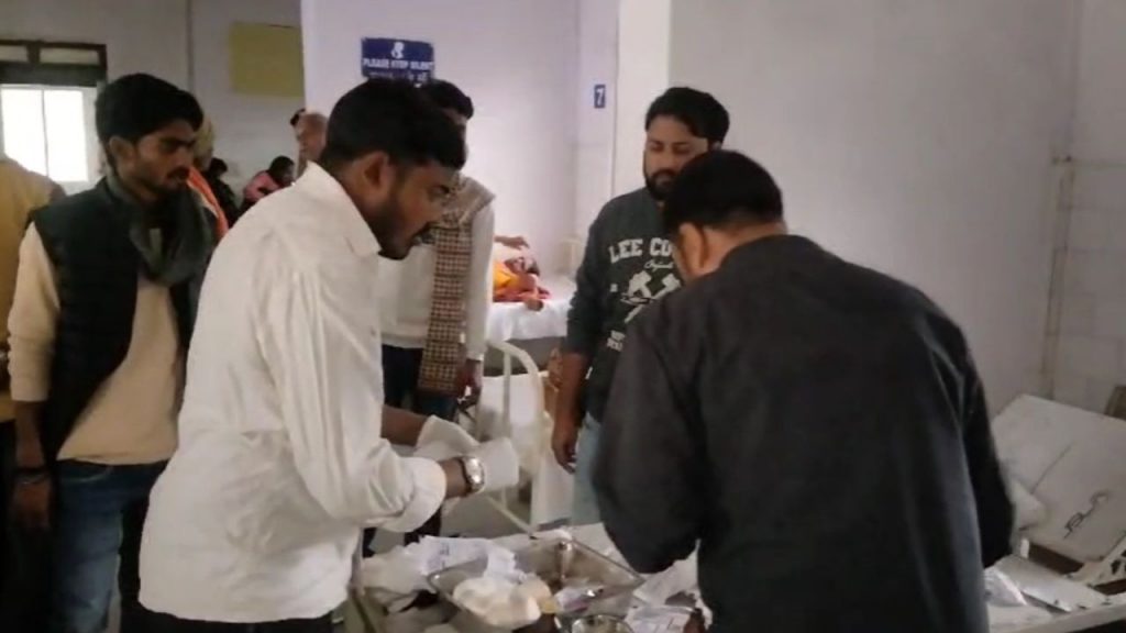 A pickup vehicle full of devotees overturned in Sheopur, 20 injured