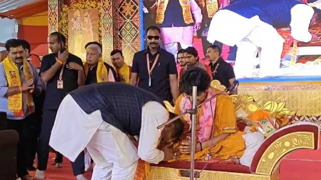 CM Vishnudev Sai took blessings by touching the feet of Baba Bageshwar