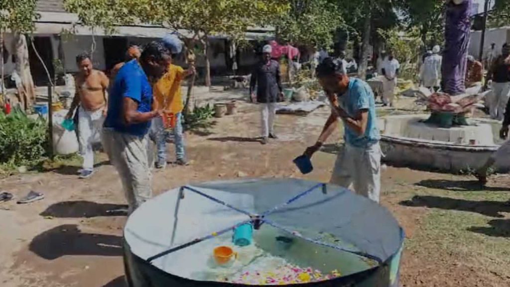 Prisoners took Amrit bath in Indore Central Jail!