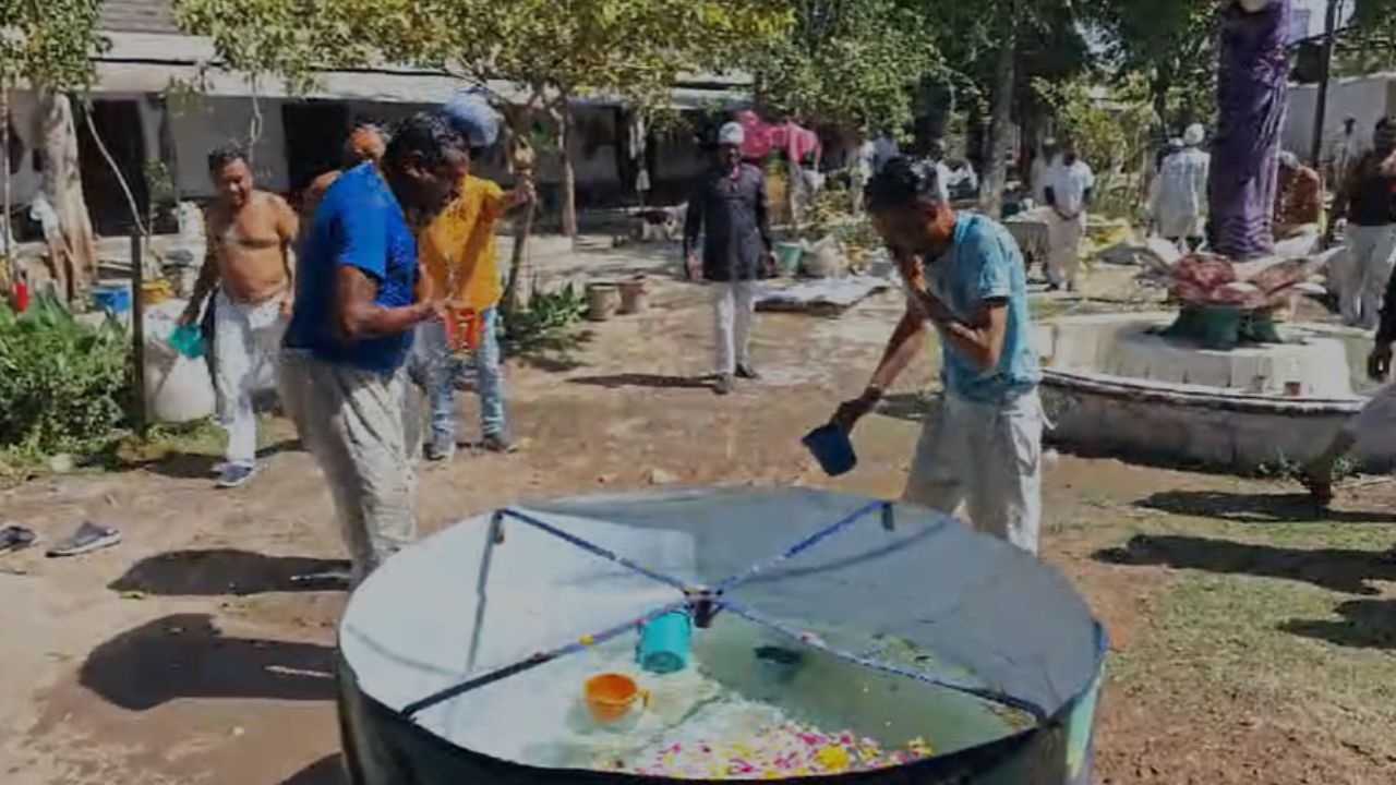 Prisoners took Amrit bath in Indore Central Jail!