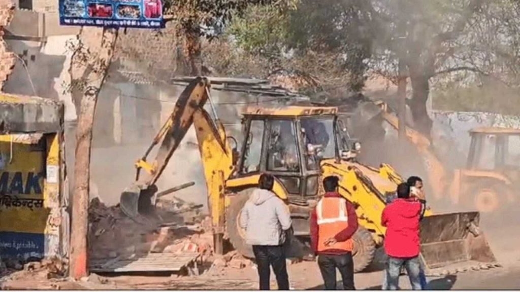 100 shops were removed from Moti Nagar area of Bhopal