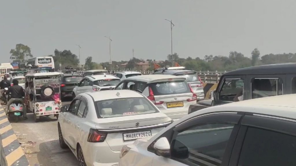 Prayagraj Maha Kumbh: 15 km long traffic jam in Rewa