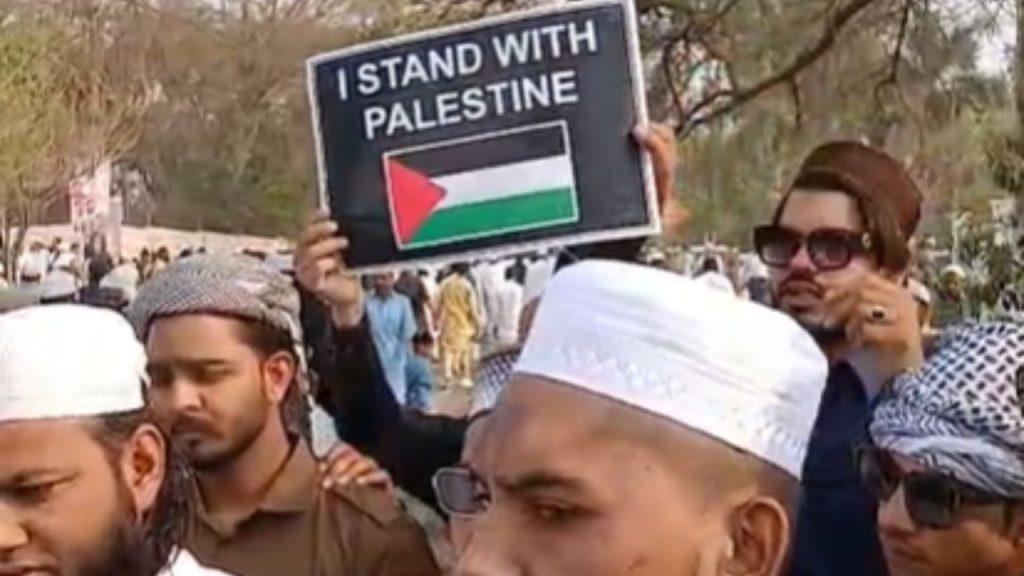 Banners were put up in support of Palestine during Eid prayers.