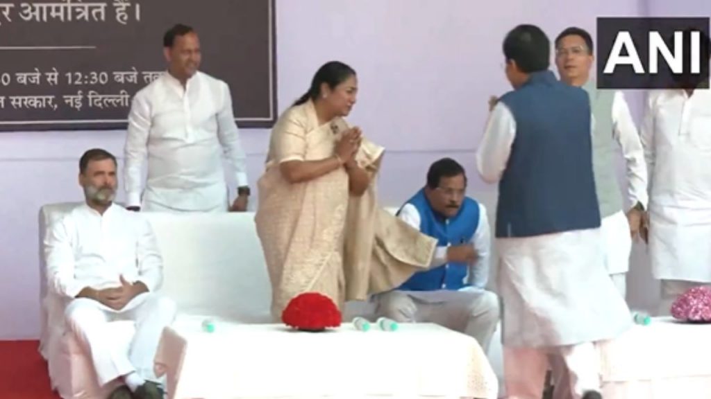 Rahul Gandhi did not give any reaction when Piyush Goyal came on the stage