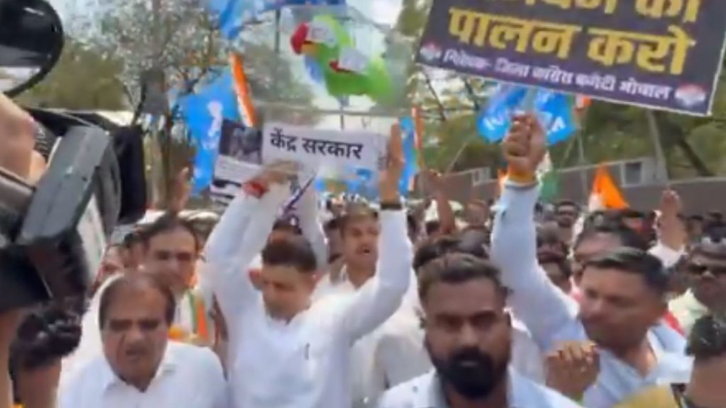 Congress workers reached the ED office with a caged parrot (symbolic).