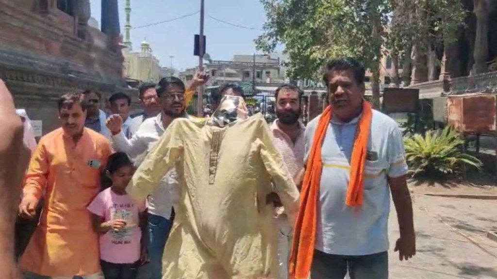 The effigy of film director Anurag Kashyap was thrown into the drain.